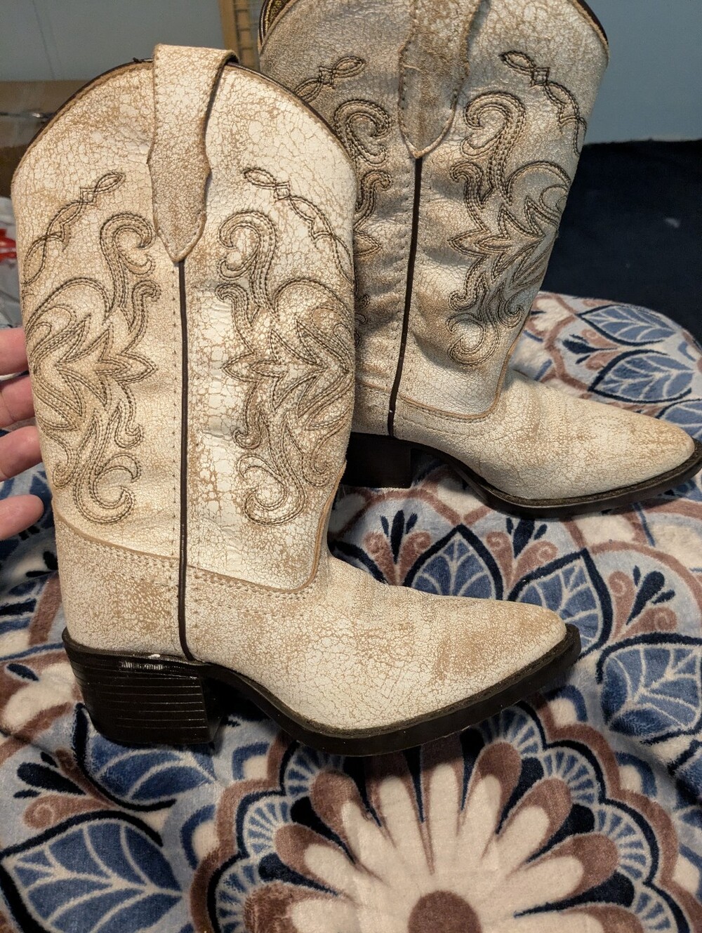 Classic Cream Western Cowboy Boots with Embroidered Detail